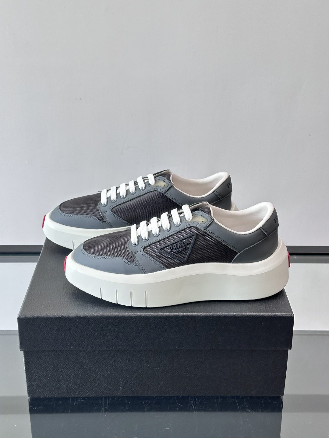 Prada PRAX 1运动鞋，主打环保与时尚结合，鞋面用Re-Nylon再生尼龙+牛皮。厚底橡胶鞋底，