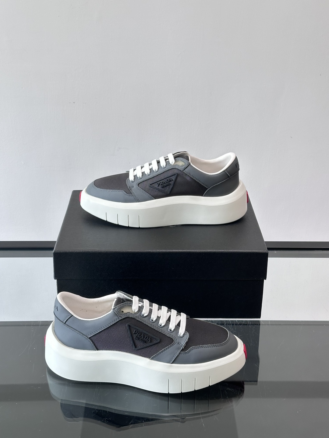 Prada PRAX 1运动鞋，主打环保与时尚结合，鞋面用Re-Nylon再生尼龙+牛皮。厚底橡胶鞋底，