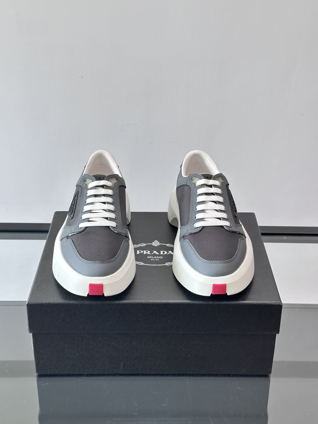 Prada PRAX 1运动鞋，主打环保与时尚结合，鞋面用Re-Nylon再生尼龙+牛皮。厚底橡胶鞋底，