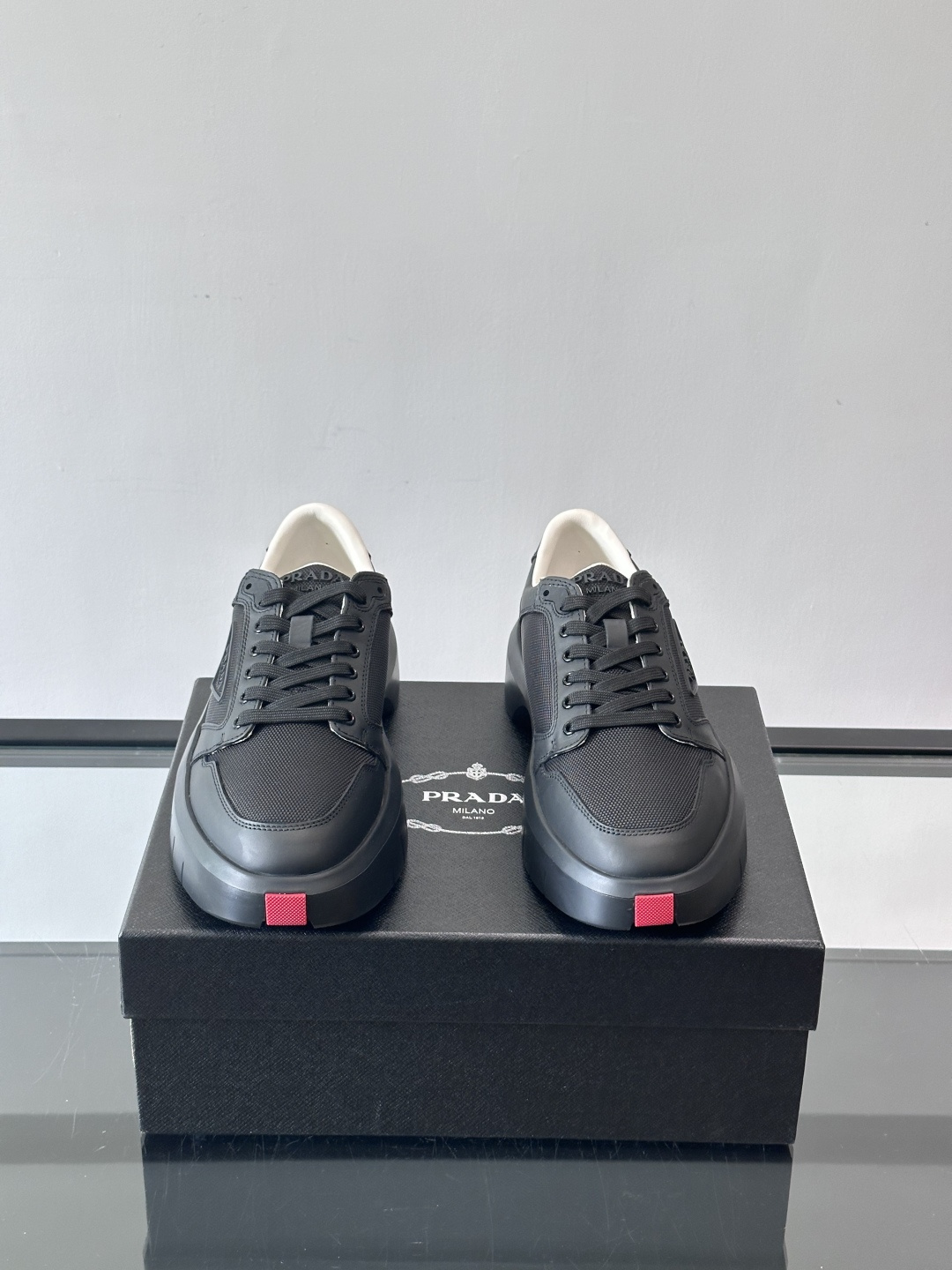 Prada PRAX 1运动鞋，主打环保与时尚结合，鞋面用Re-Nylon再生尼龙+牛皮。厚底橡胶鞋底，