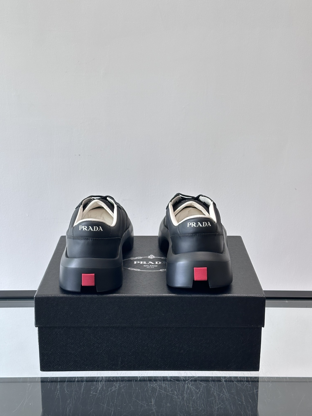 Prada PRAX 1运动鞋，主打环保与时尚结合，鞋面用Re-Nylon再生尼龙+牛皮。厚底橡胶鞋底，