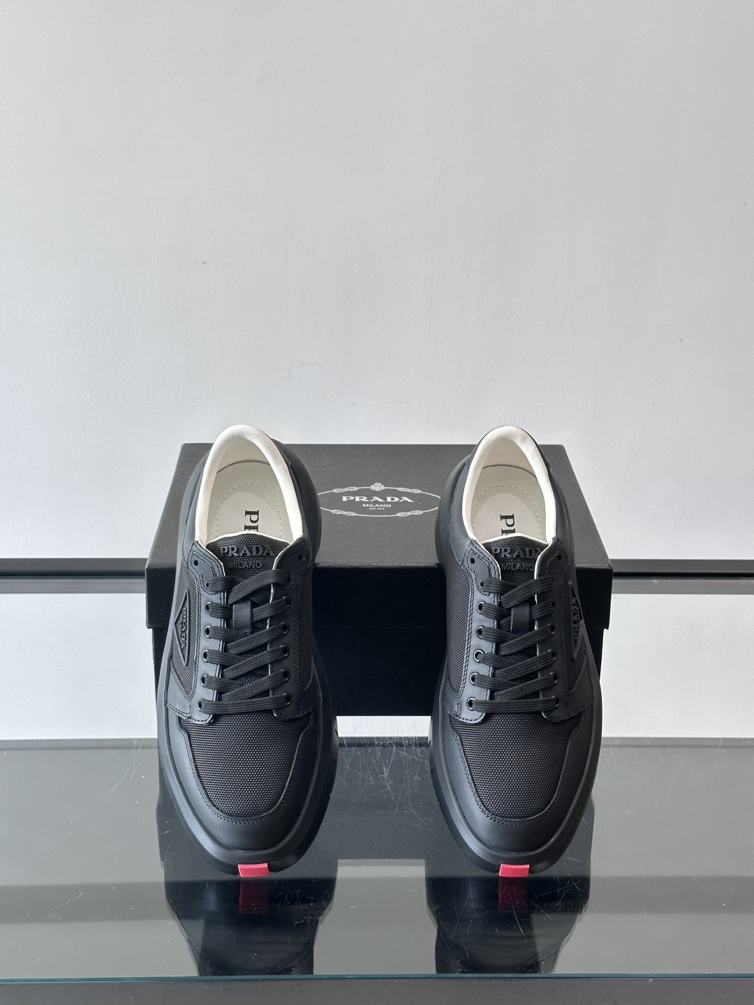 Prada PRAX 1运动鞋，主打环保与时尚结合，鞋面用Re-Nylon再生尼龙+牛皮。厚底橡胶鞋底，