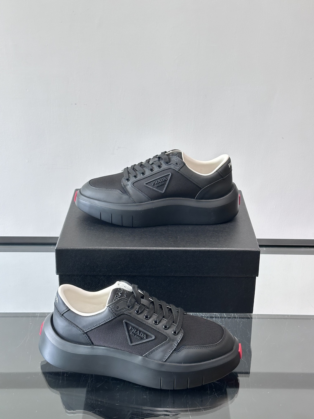 Prada PRAX 1运动鞋，主打环保与时尚结合，鞋面用Re-Nylon再生尼龙+牛皮。厚底橡胶鞋底，