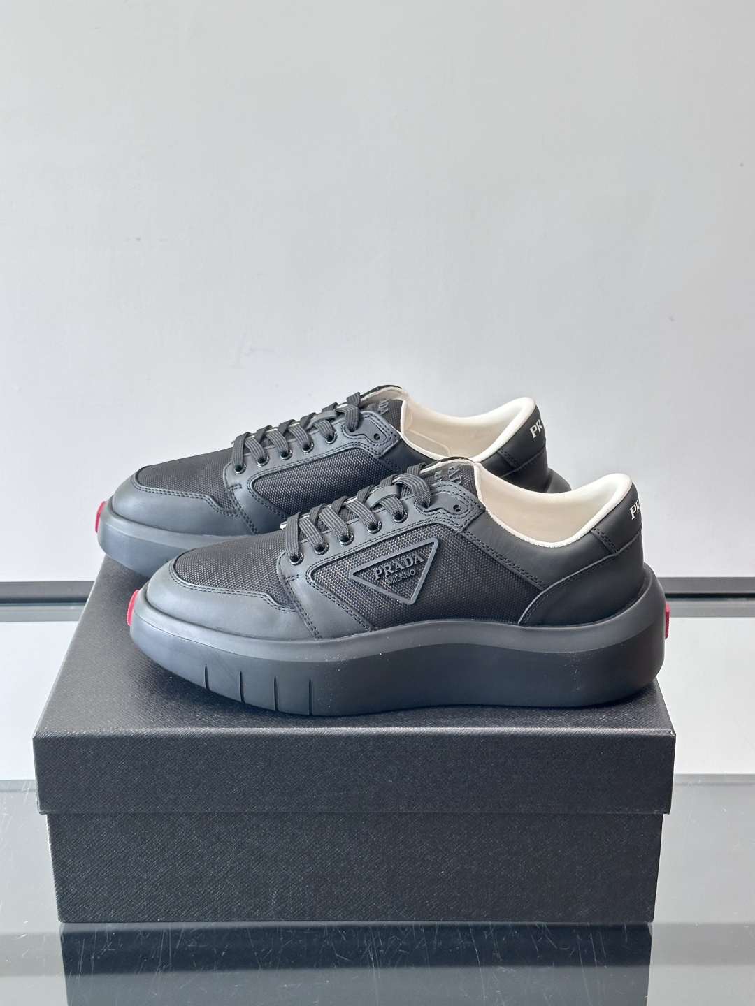 Prada PRAX 1运动鞋，主打环保与时尚结合，鞋面用Re-Nylon再生尼龙+牛皮。厚底橡胶鞋底，