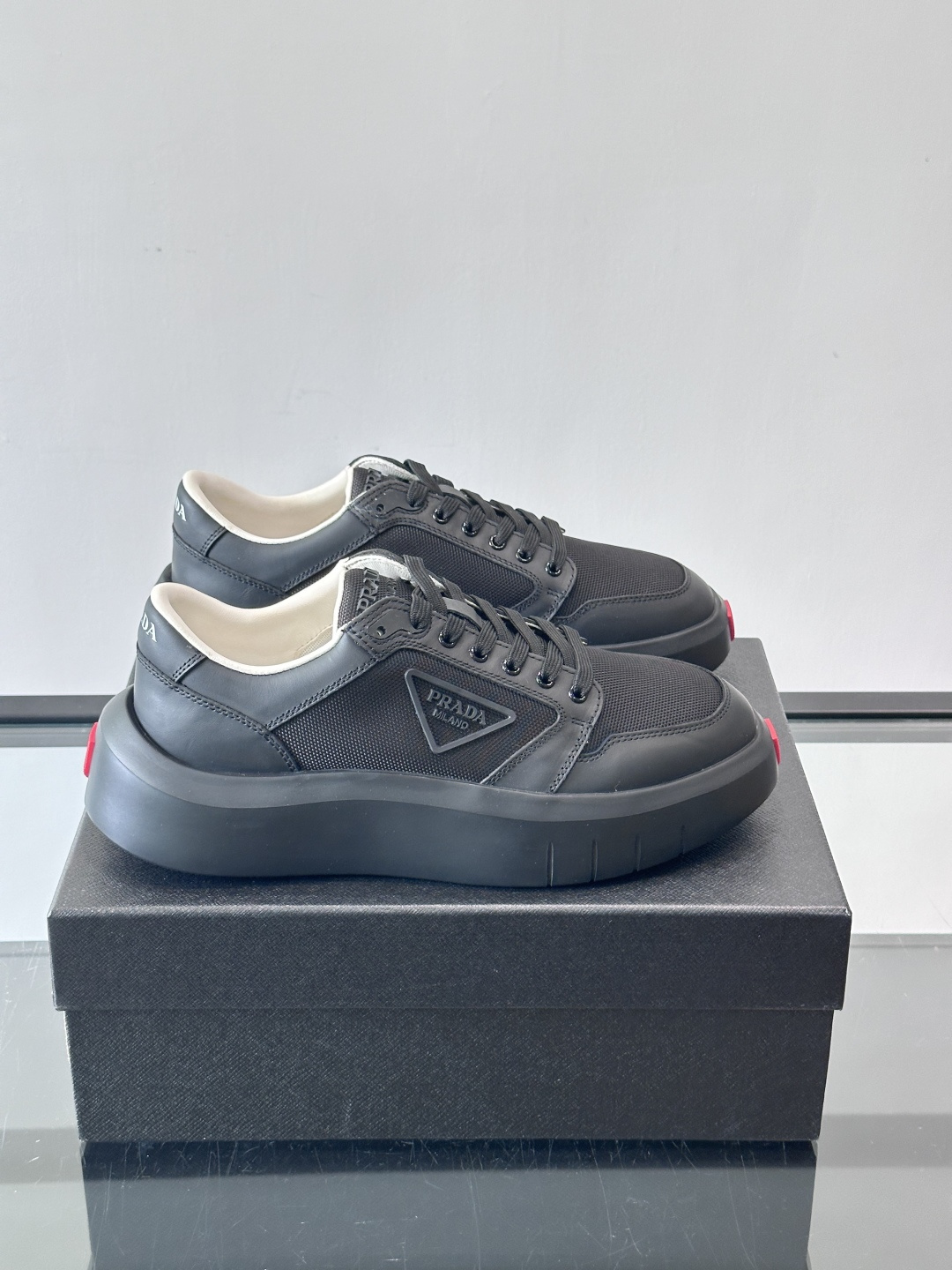 NO:575581,Prada PRAX 1 sports shoes, focusing on the combination of environmental protection and fashion, the upper is made of Re-Nylon regenerated nylon + cowhide. Thick-soled rubber sole, tread pattern design, great grip and comfort, simple and textured, suitable for daily leisure or light sports. The Prada logo on the side of the shoe is very recognizable, practical and highlights the brand's sustainable concept. , size39-44, Prada, prada, prada, sneakers, cowhide19860909Prada PRAX 1运动鞋,主打环保与时尚结合,鞋面用Re-Nylon再生尼龙+牛皮.厚底橡胶鞋底,胎面花纹设计,抓地力和舒适度都很棒,简约又有质感,日常休闲或轻运动都OK.鞋侧Prada标志超有辨识度,实用又彰显品牌可持续理念. ,size39-44,普拉达,prada,prada,sneakers,cowhide,Men's shoes