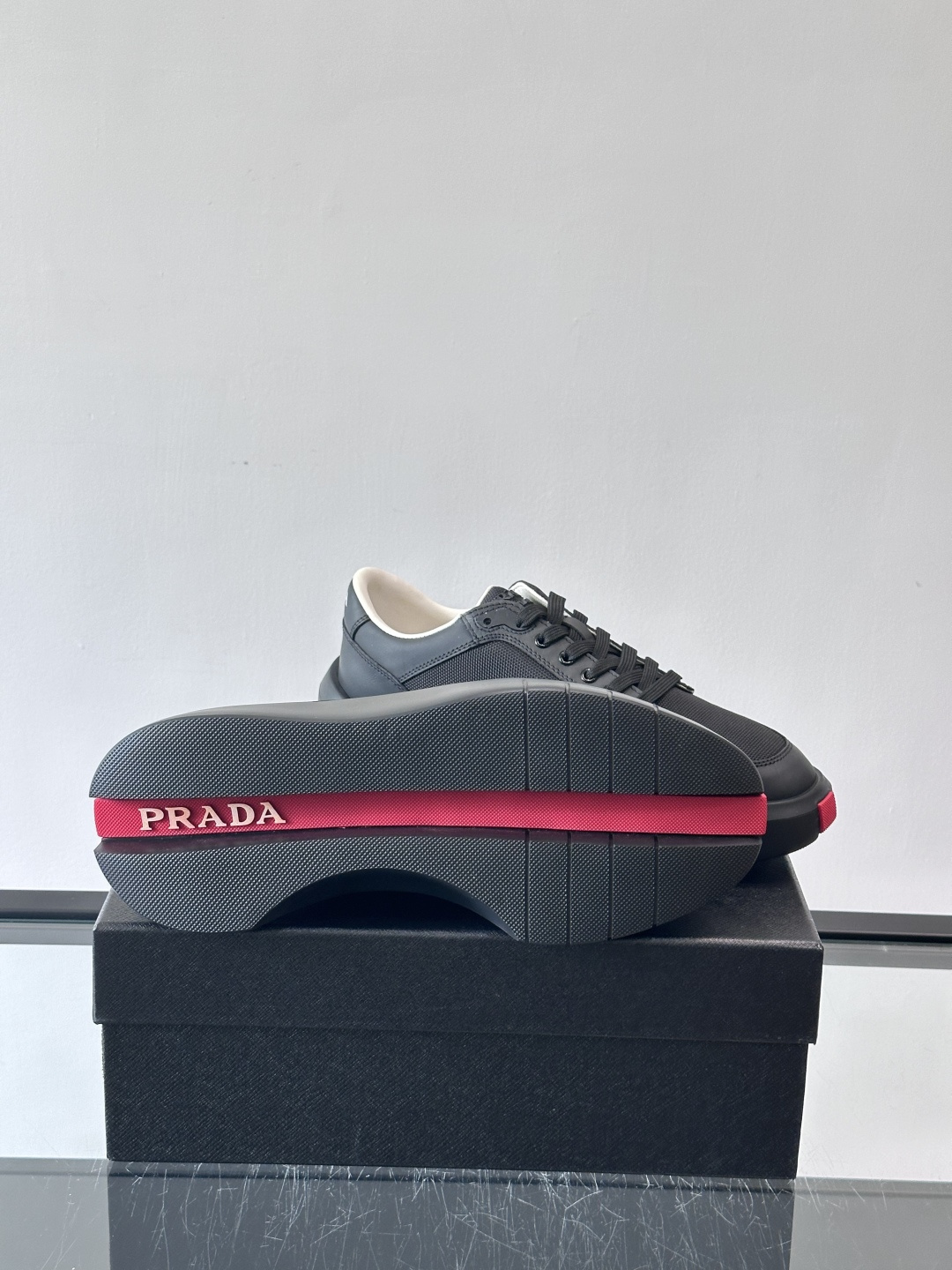 Prada PRAX 1运动鞋，主打环保与时尚结合，鞋面用Re-Nylon再生尼龙+牛皮。厚底橡胶鞋底，