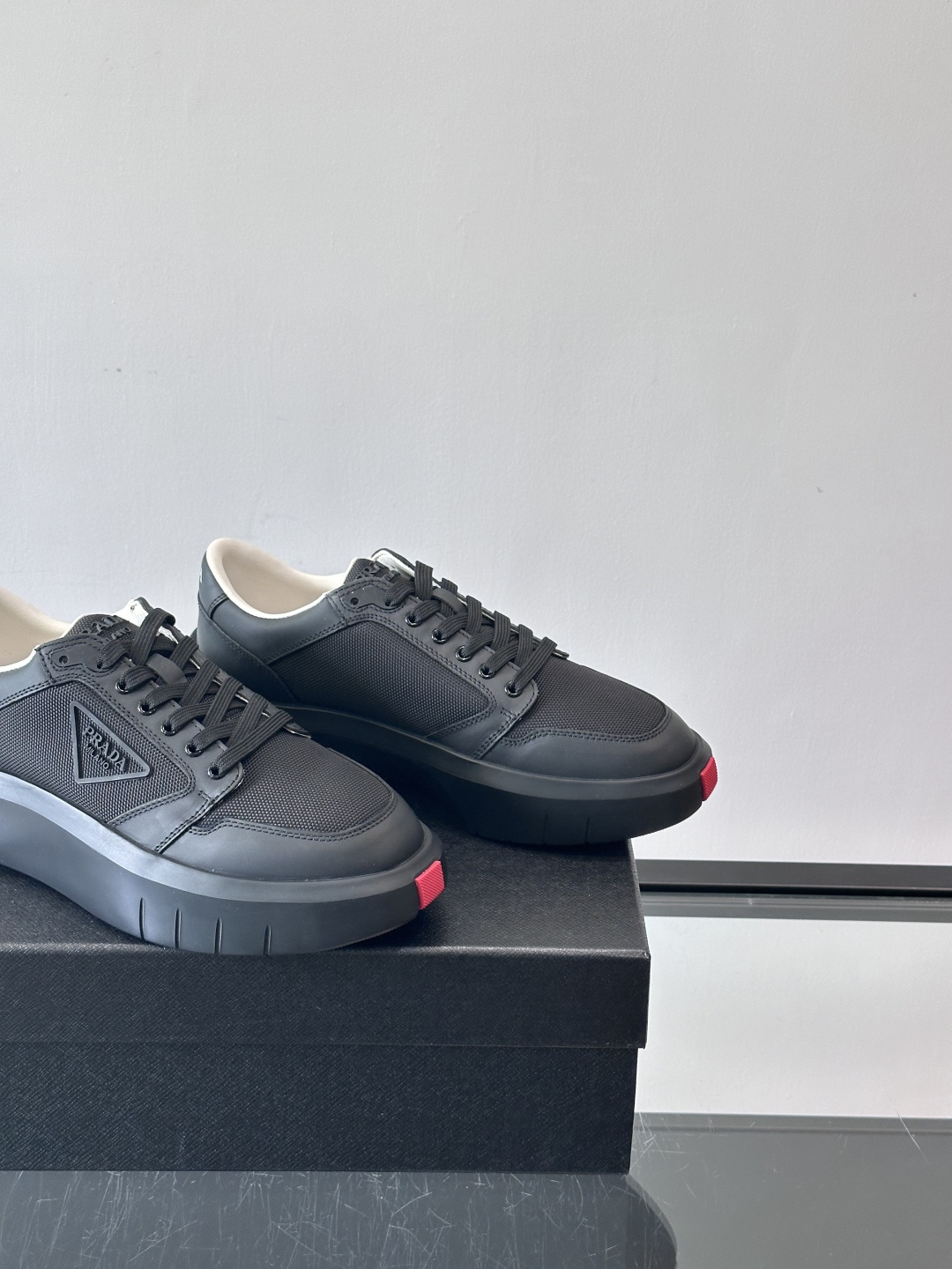 Prada PRAX 1运动鞋，主打环保与时尚结合，鞋面用Re-Nylon再生尼龙+牛皮。厚底橡胶鞋底，