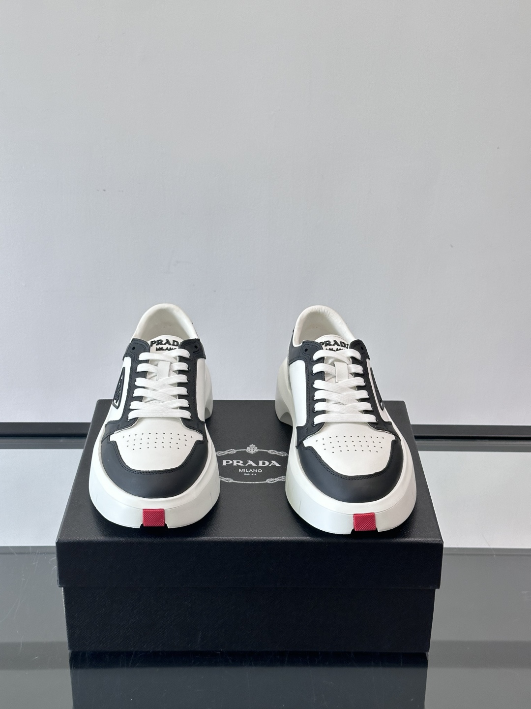 Prada男士三角标厚底运动鞋，简约大气，牛皮面料制作透气又舒适。厚底橡胶鞋底，增高同时缓震，日常穿搭或