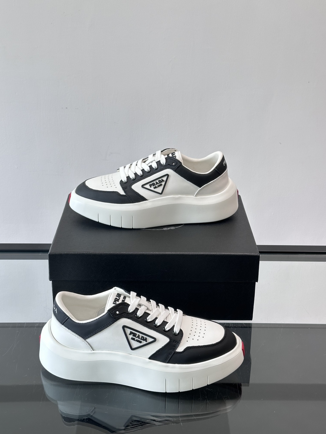 Prada男士三角标厚底运动鞋，简约大气，牛皮面料制作透气又舒适。厚底橡胶鞋底，增高同时缓震，日常穿搭或