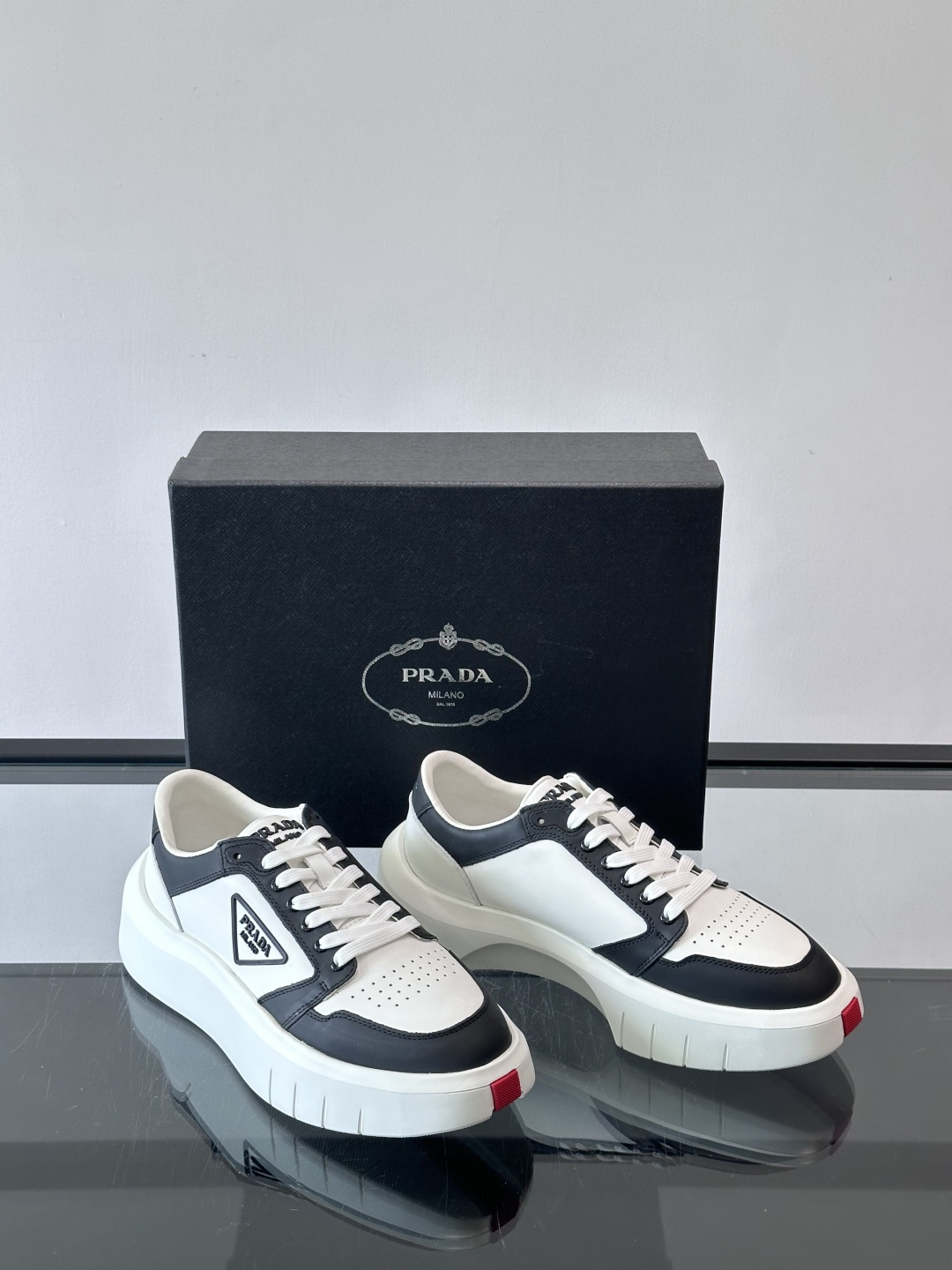Prada男士三角标厚底运动鞋，简约大气，牛皮面料制作透气又舒适。厚底橡胶鞋底，增高同时缓震，日常穿搭或
