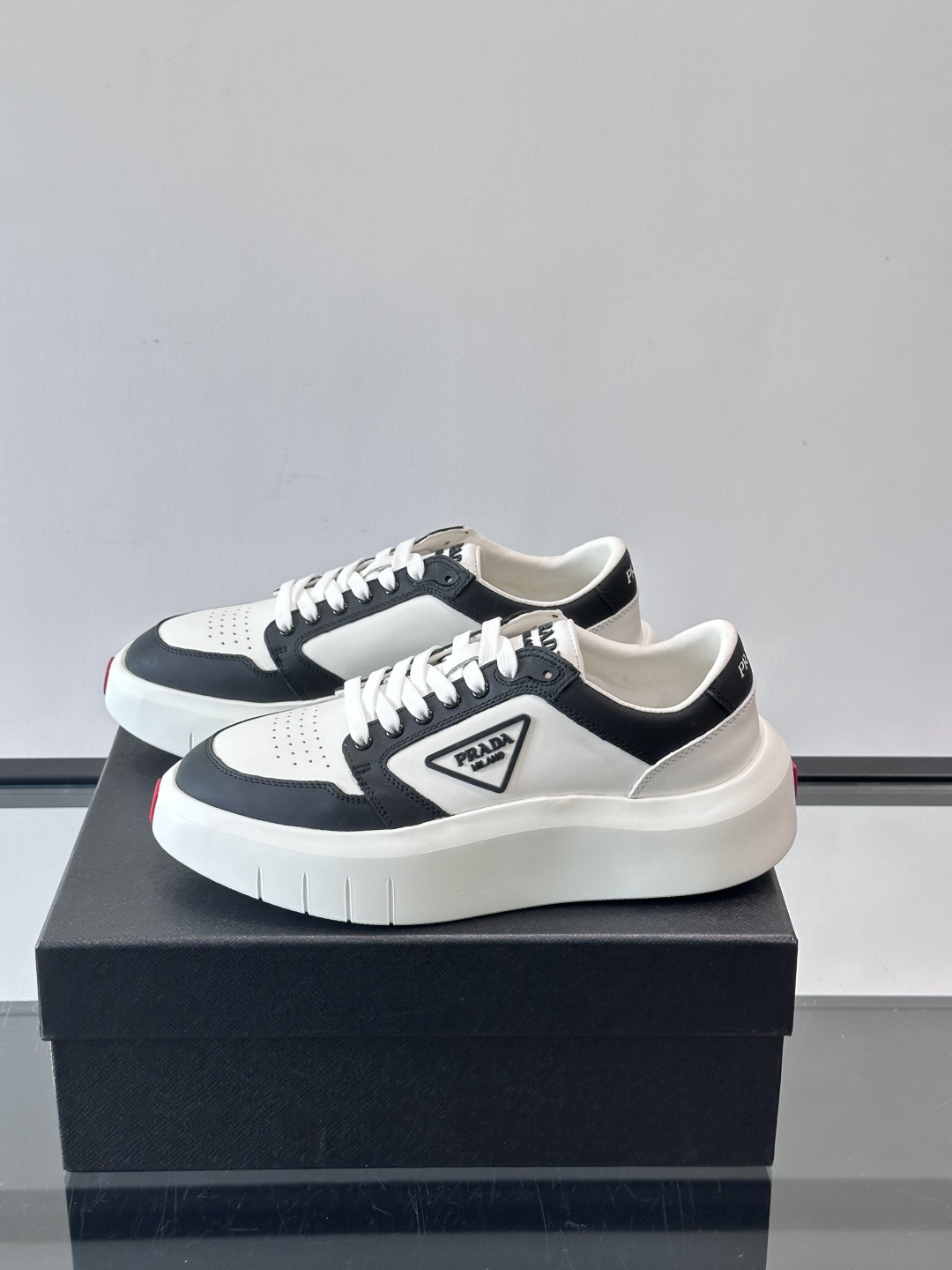 Prada男士三角标厚底运动鞋，简约大气，牛皮面料制作透气又舒适。厚底橡胶鞋底，增高同时缓震，日常穿搭或