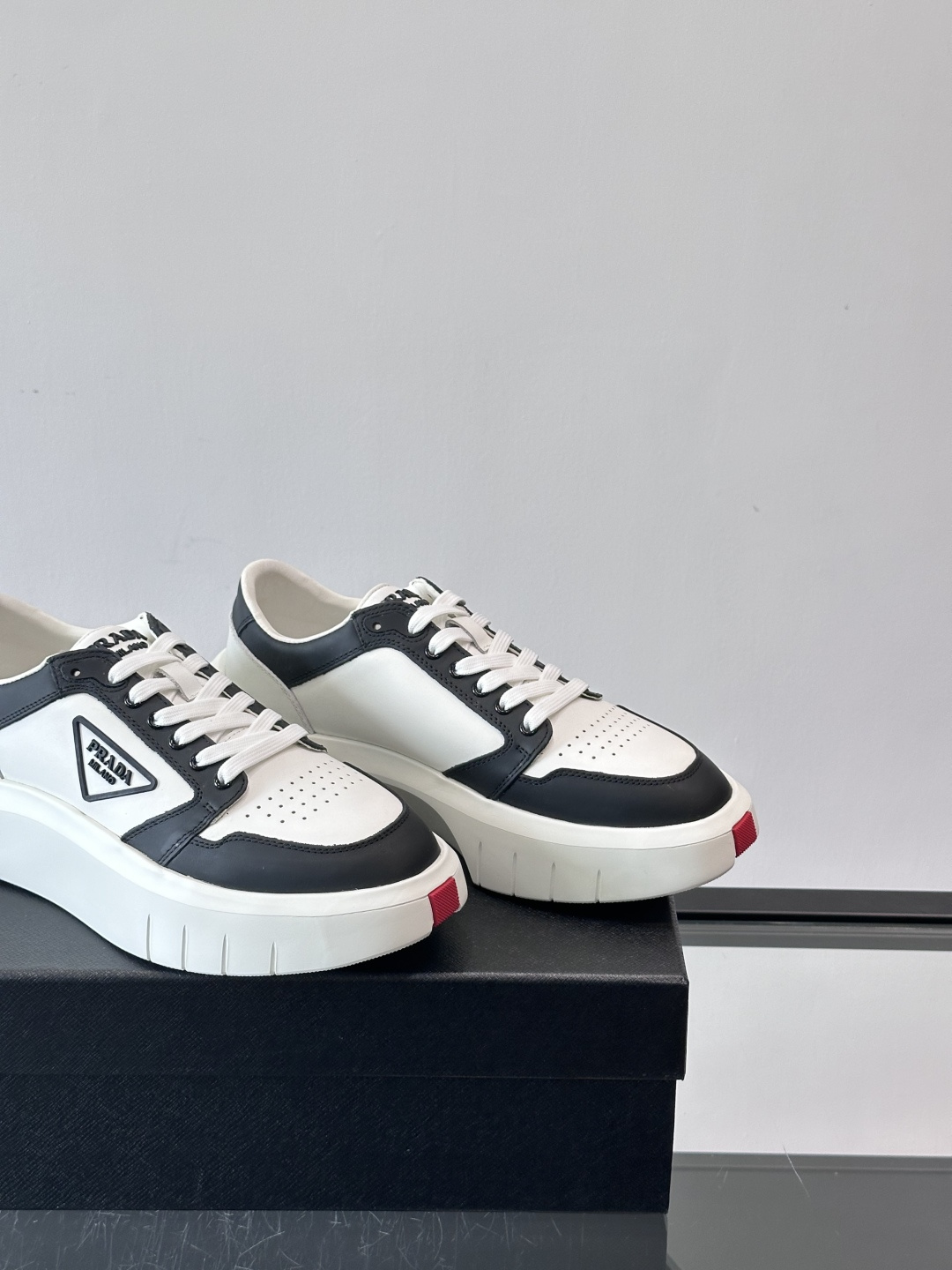 Prada男士三角标厚底运动鞋，简约大气，牛皮面料制作透气又舒适。厚底橡胶鞋底，增高同时缓震，日常穿搭或