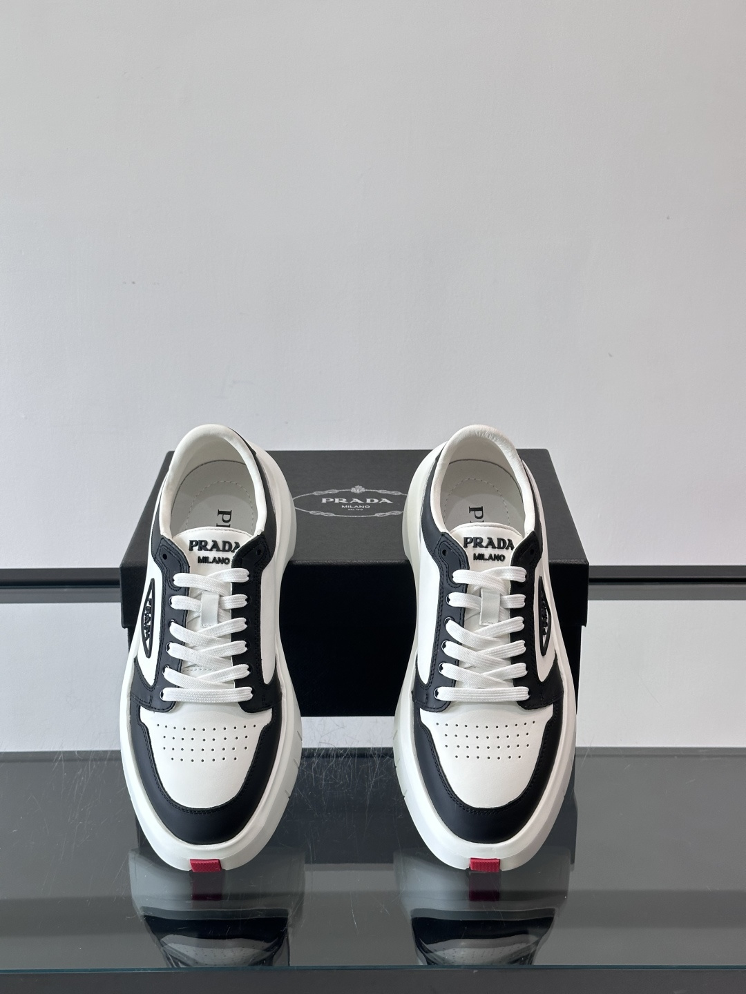 Prada男士三角标厚底运动鞋，简约大气，牛皮面料制作透气又舒适。厚底橡胶鞋底，增高同时缓震，日常穿搭或