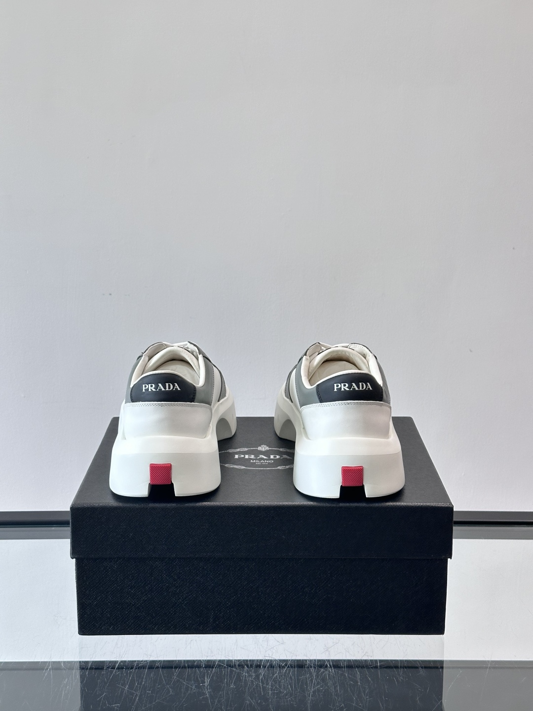 Prada男士三角标厚底运动鞋，简约大气，牛皮面料制作透气又舒适。厚底橡胶鞋底，增高同时缓震，日常穿搭或