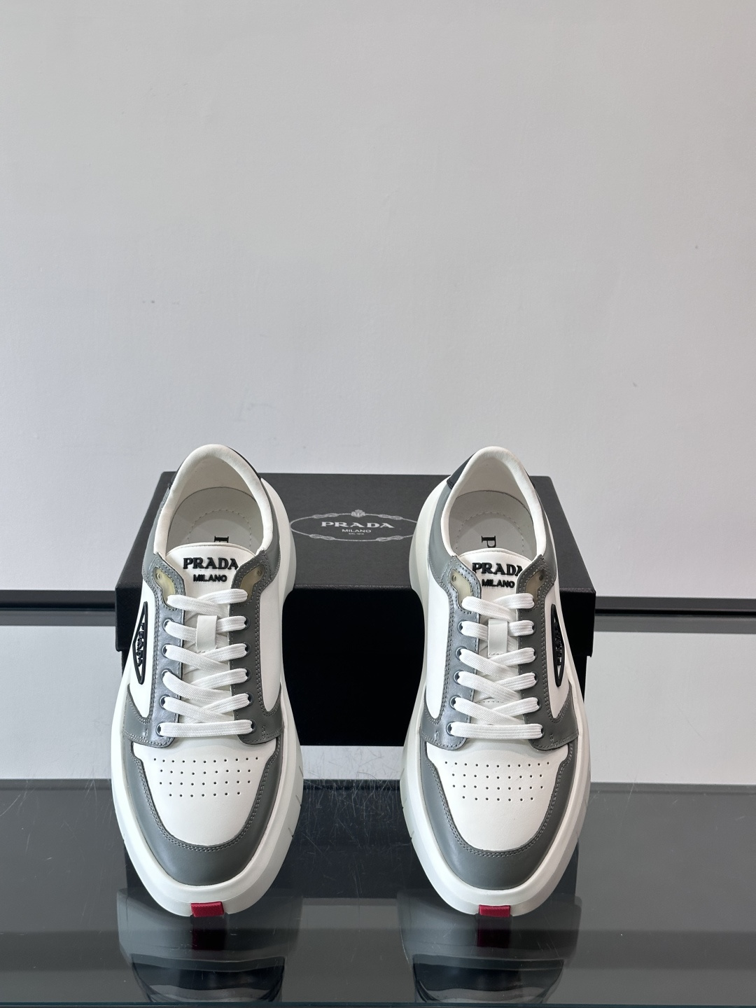 Prada男士三角标厚底运动鞋，简约大气，牛皮面料制作透气又舒适。厚底橡胶鞋底，增高同时缓震，日常穿搭或