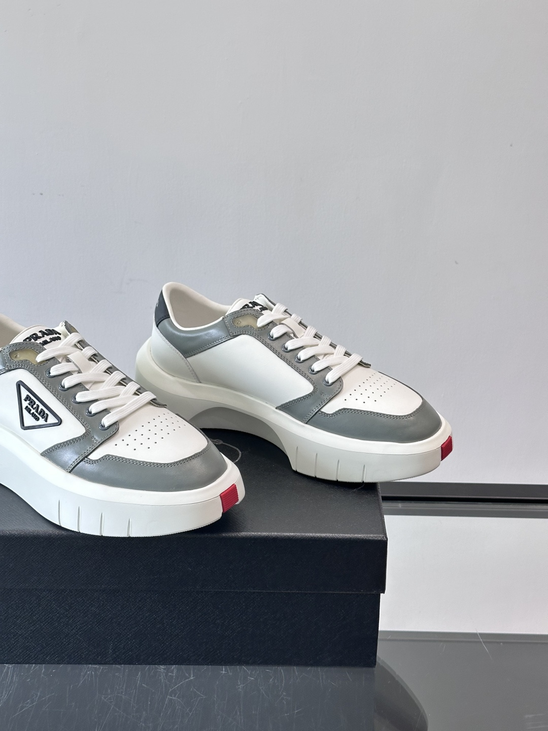 Prada男士三角标厚底运动鞋，简约大气，牛皮面料制作透气又舒适。厚底橡胶鞋底，增高同时缓震，日常穿搭或
