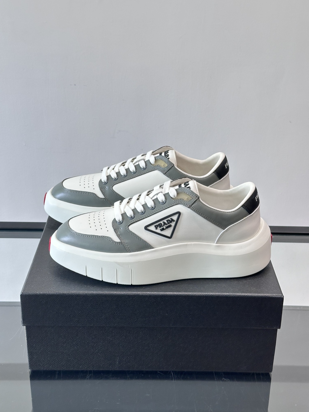 Prada男士三角标厚底运动鞋，简约大气，牛皮面料制作透气又舒适。厚底橡胶鞋底，增高同时缓震，日常穿搭或