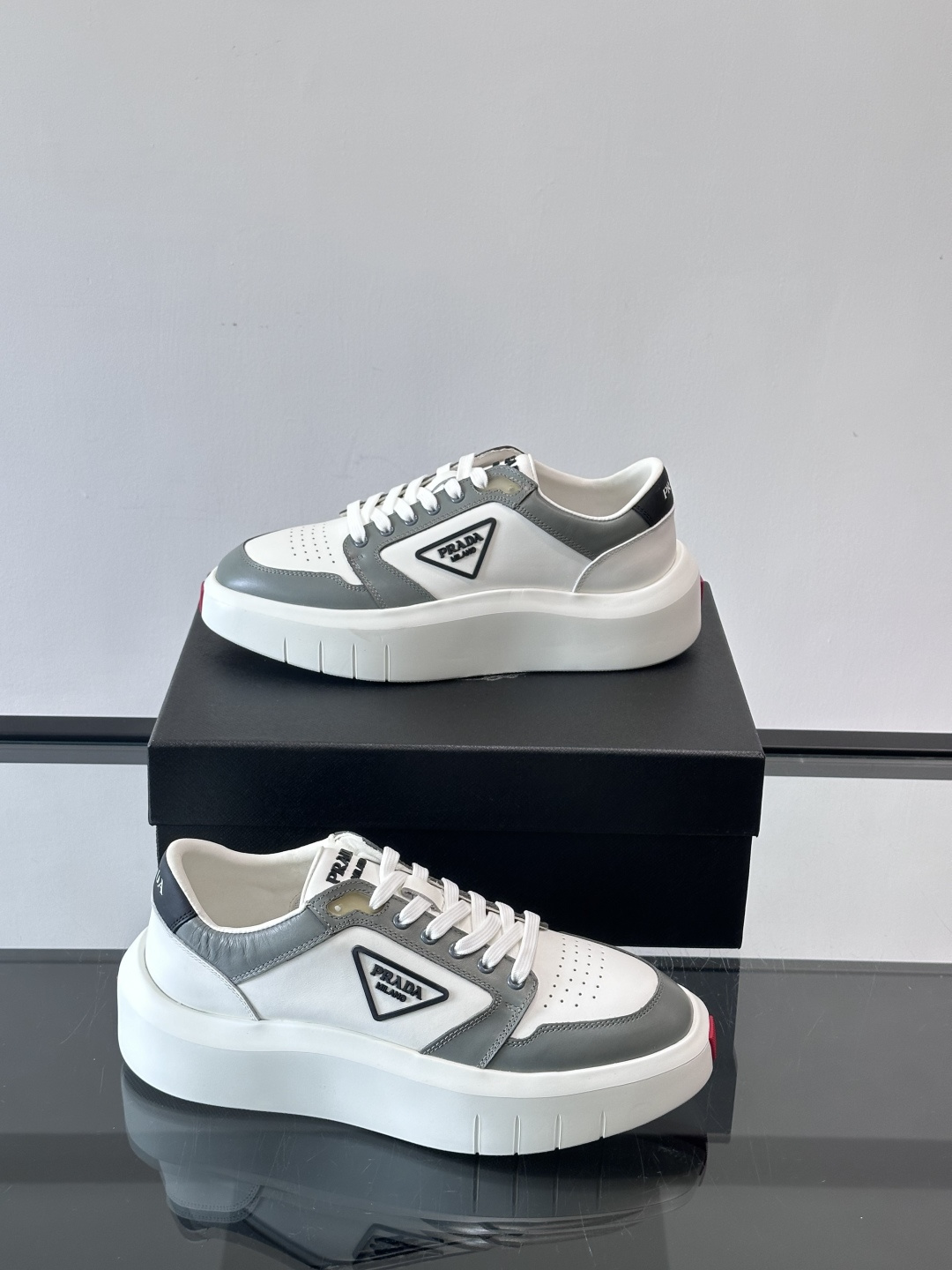 Prada男士三角标厚底运动鞋，简约大气，牛皮面料制作透气又舒适。厚底橡胶鞋底，增高同时缓震，日常穿搭或