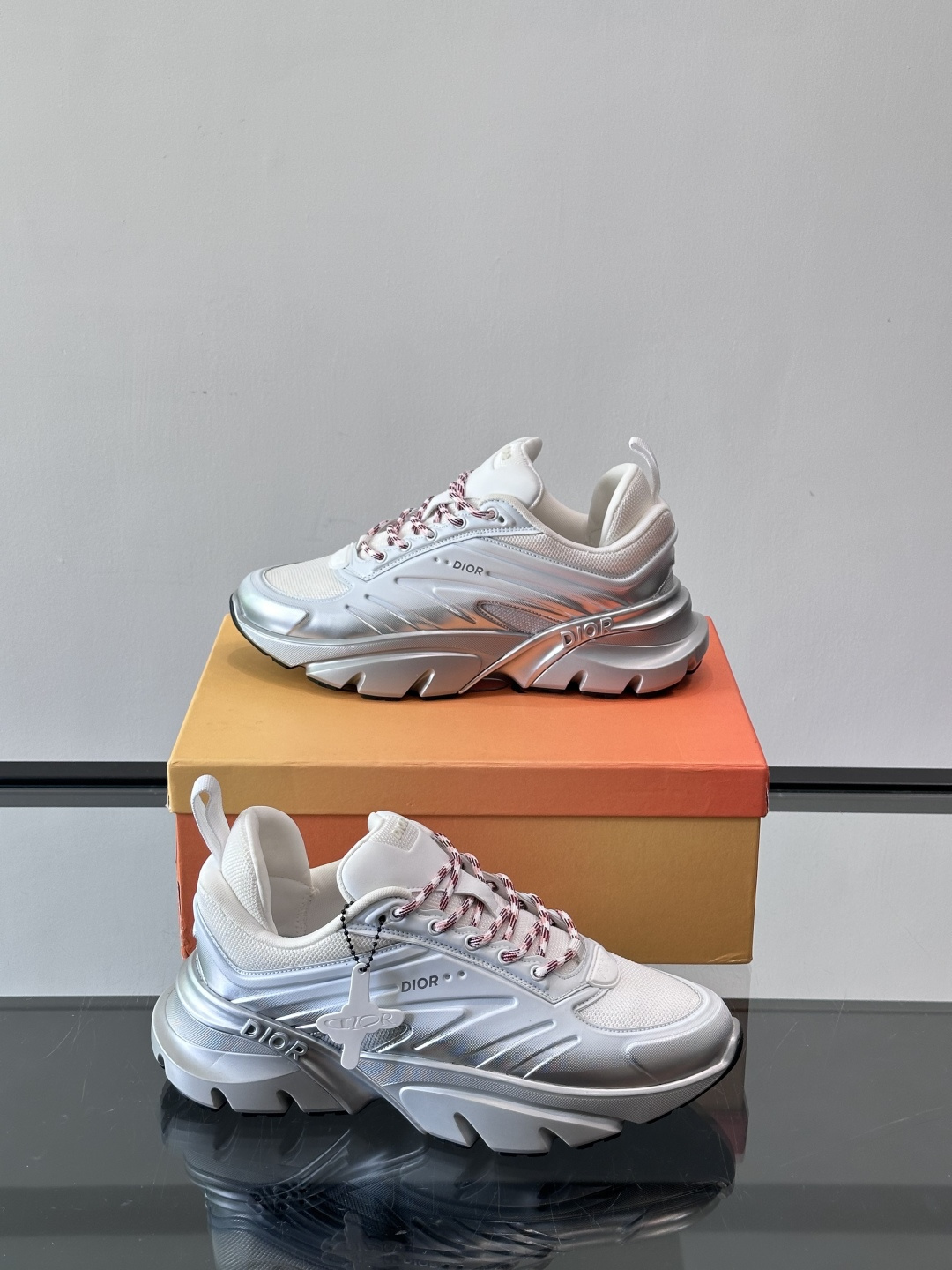 Dior x Lewis Hamilton全球限定B44运动鞋，赛车风满满，速度感十足⚡。鞋面网布+皮革