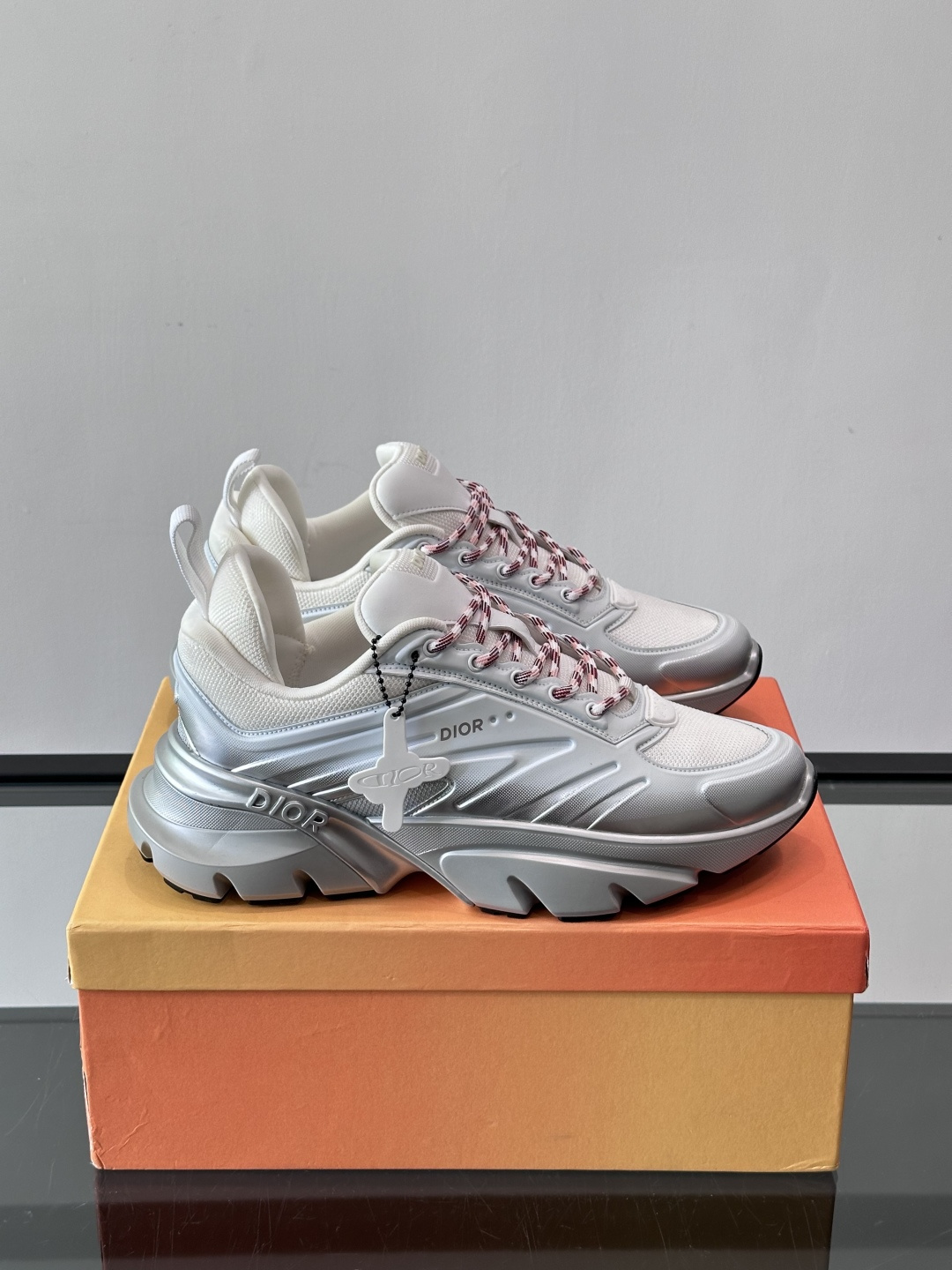 Dior x Lewis Hamilton全球限定B44运动鞋，赛车风满满，速度感十足⚡。鞋面网布+皮革