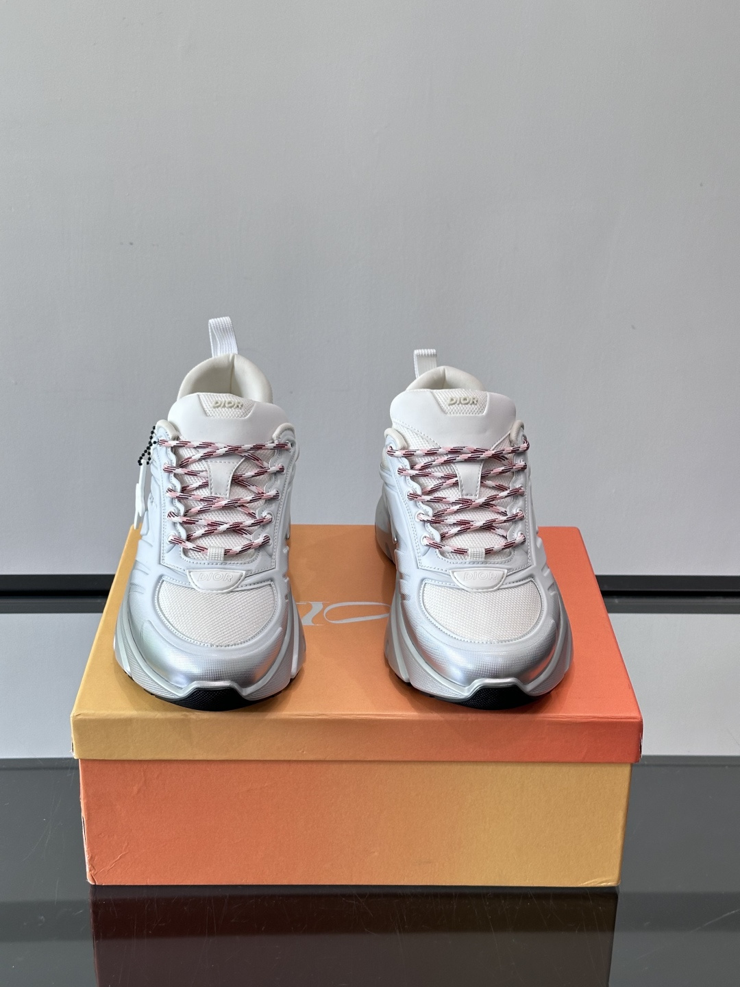 Dior x Lewis Hamilton全球限定B44运动鞋，赛车风满满，速度感十足⚡。鞋面网布+皮革