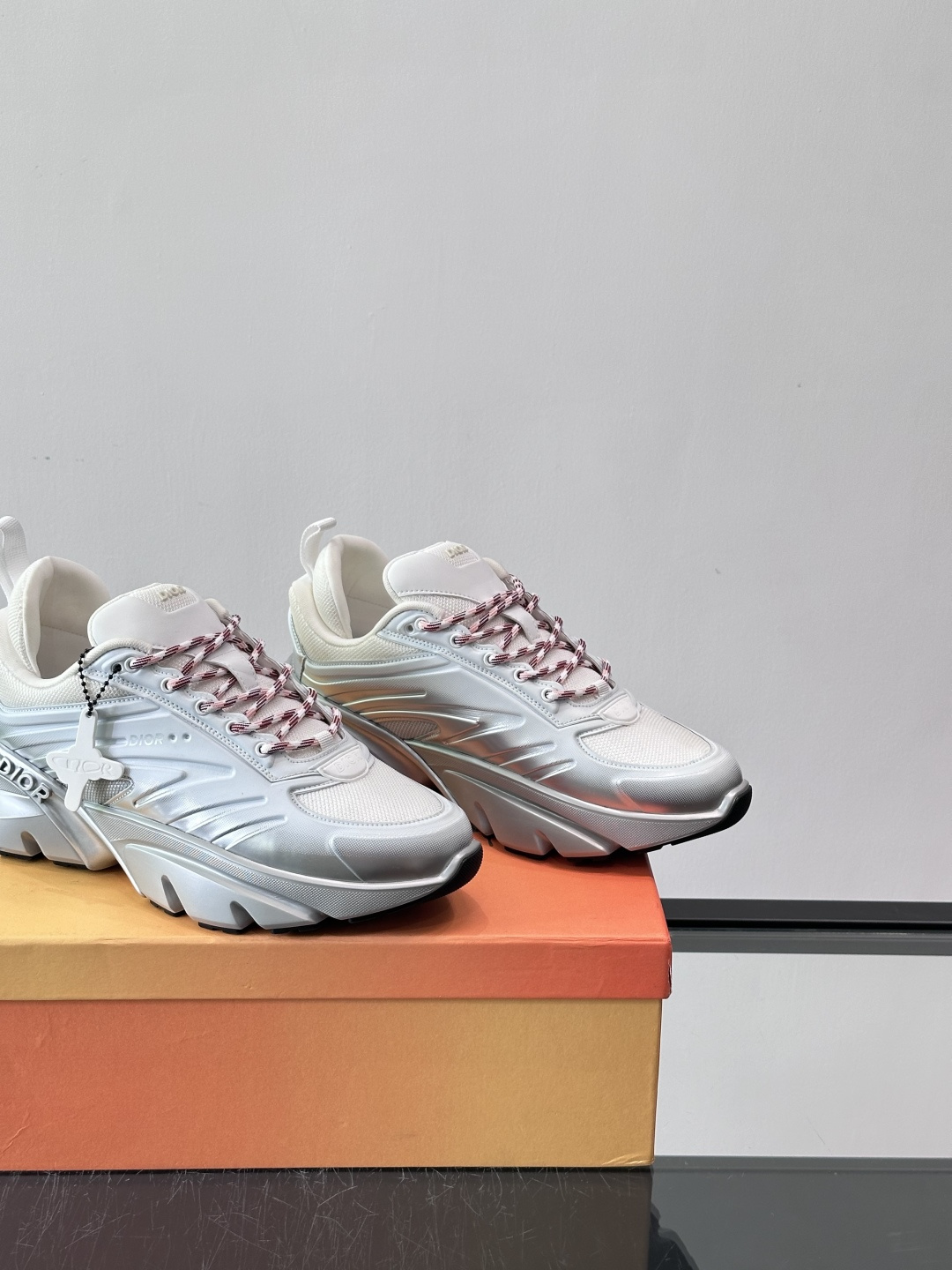 Dior x Lewis Hamilton全球限定B44运动鞋，赛车风满满，速度感十足⚡。鞋面网布+皮革