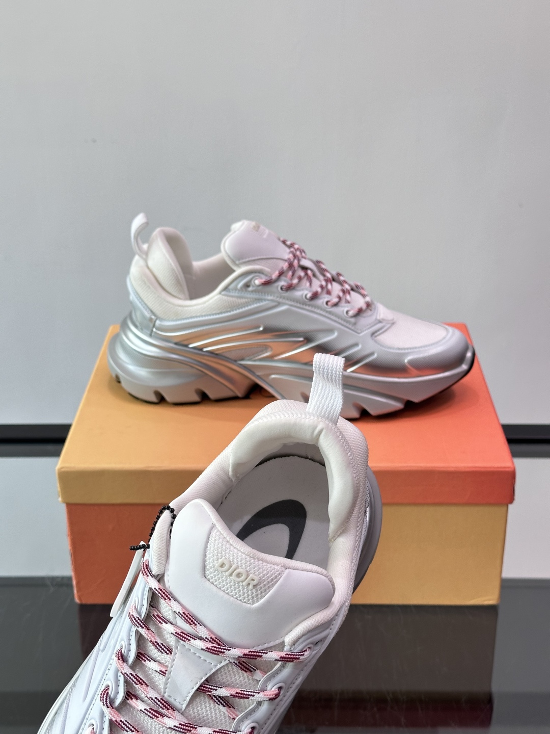 Dior x Lewis Hamilton全球限定B44运动鞋，赛车风满满，速度感十足⚡。鞋面网布+皮革