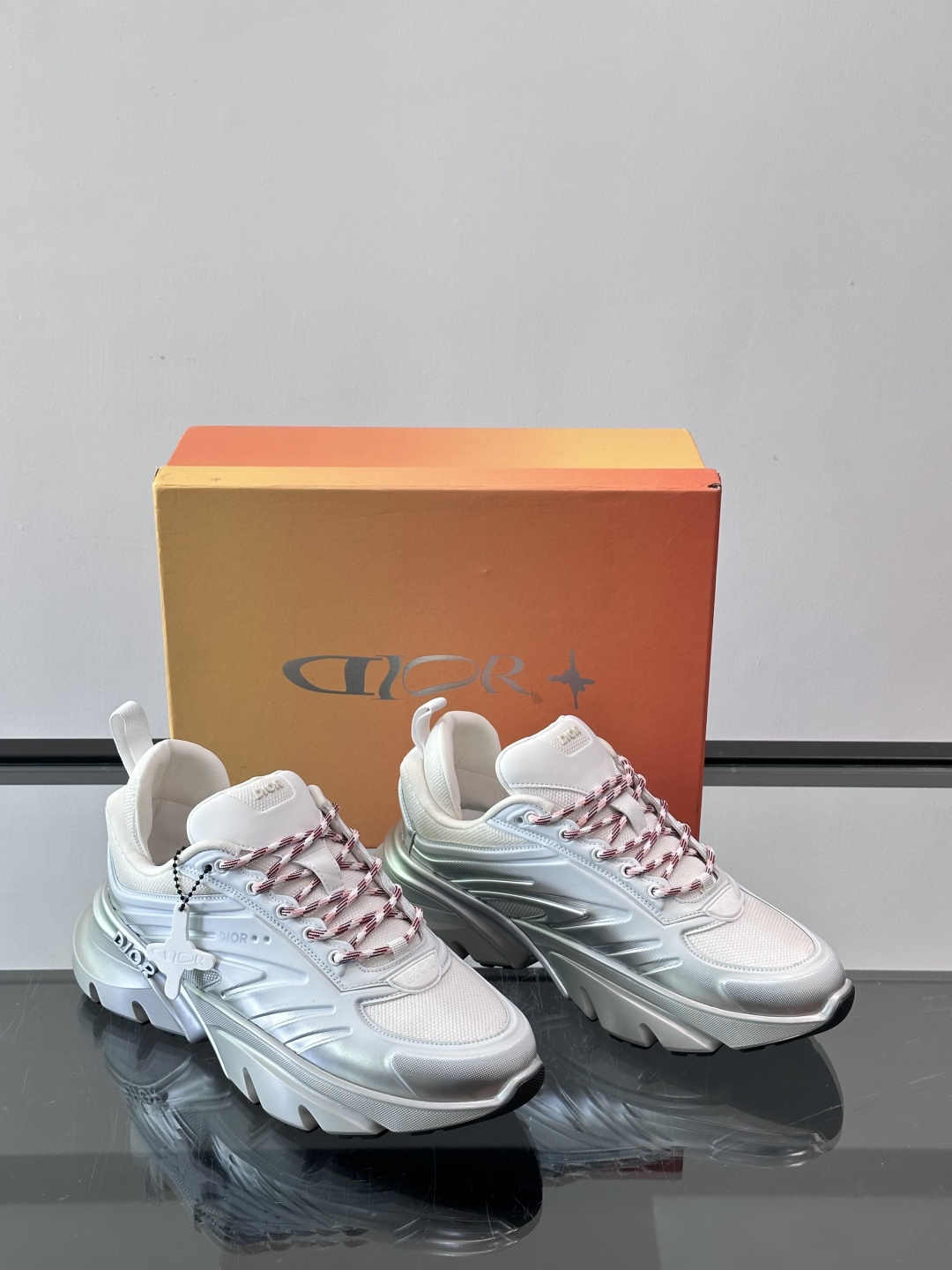 Dior x Lewis Hamilton全球限定B44运动鞋，赛车风满满，速度感十足⚡。鞋面网布+皮革