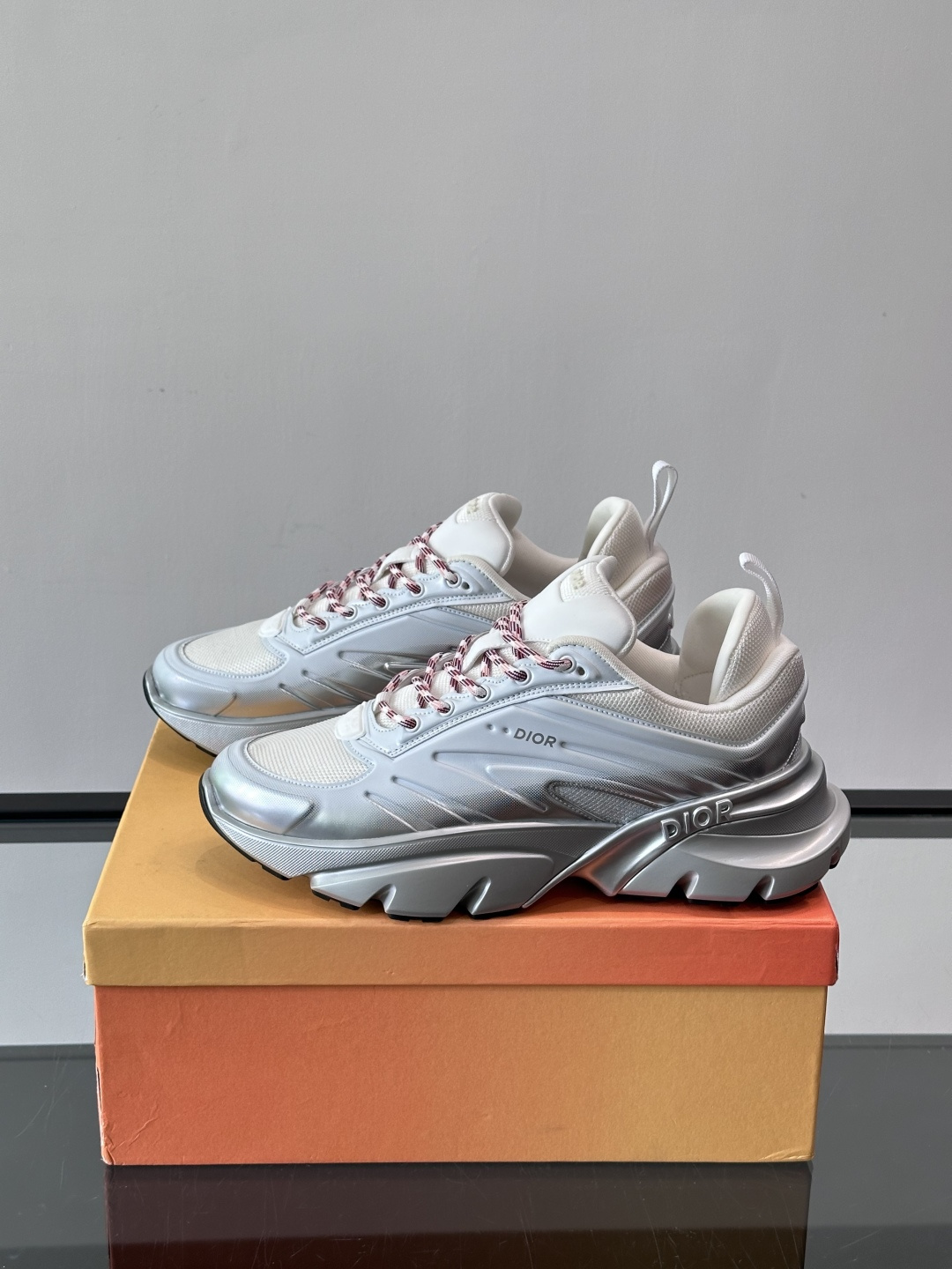 Dior x Lewis Hamilton全球限定B44运动鞋，赛车风满满，速度感十足⚡。鞋面网布+皮革