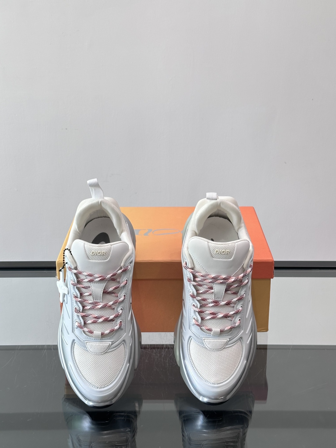 Dior x Lewis Hamilton全球限定B44运动鞋，赛车风满满，速度感十足⚡。鞋面网布+皮革