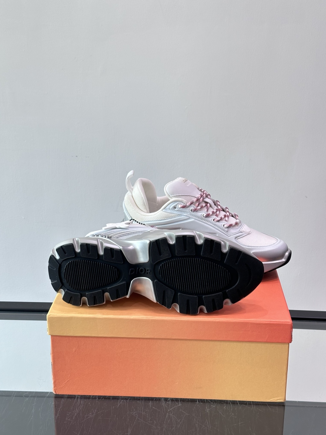 Dior x Lewis Hamilton全球限定B44运动鞋，赛车风满满，速度感十足⚡。鞋面网布+皮革