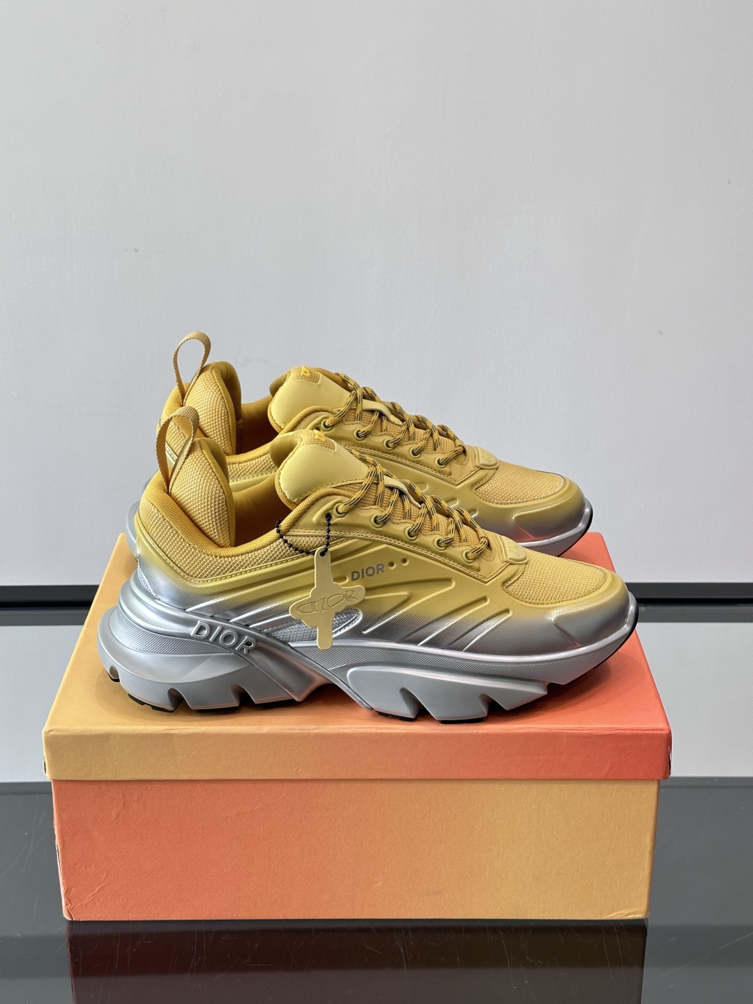 Dior x Lewis Hamilton全球限定B44运动鞋，赛车风满满，速度感十足⚡。鞋面网布+皮革