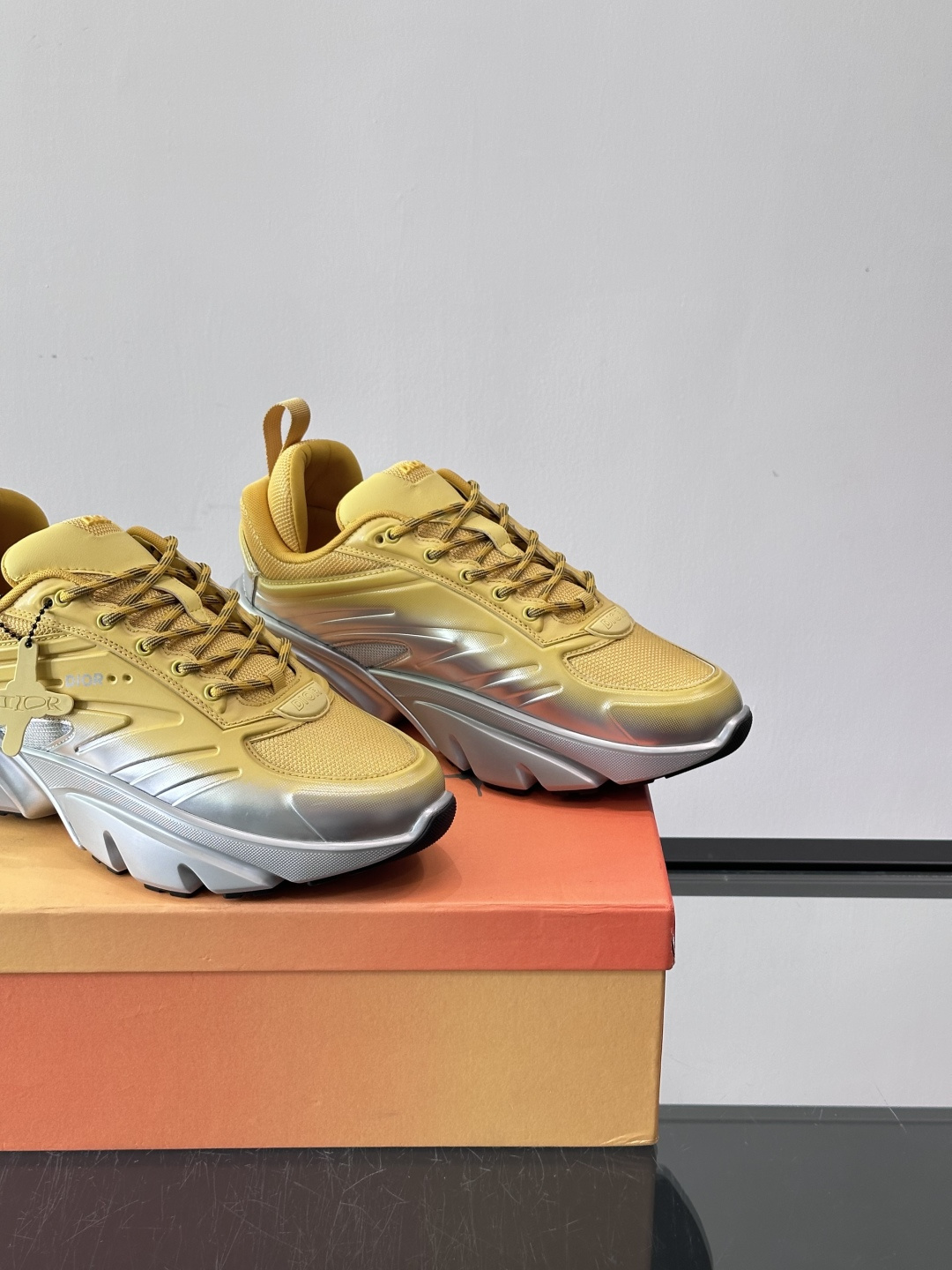 Dior x Lewis Hamilton全球限定B44运动鞋，赛车风满满，速度感十足⚡。鞋面网布+皮革