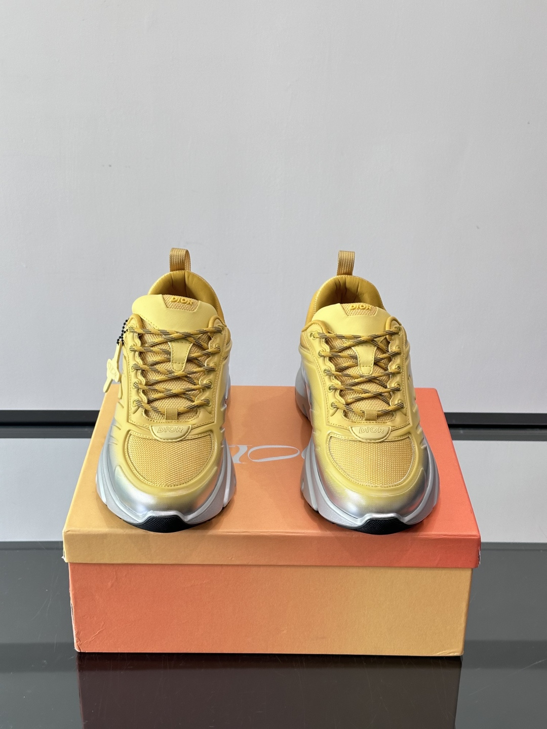 Dior x Lewis Hamilton全球限定B44运动鞋，赛车风满满，速度感十足⚡。鞋面网布+皮革