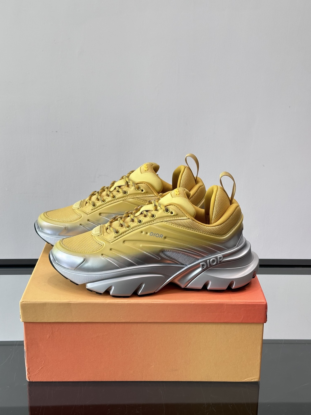 Dior x Lewis Hamilton全球限定B44运动鞋，赛车风满满，速度感十足⚡。鞋面网布+皮革