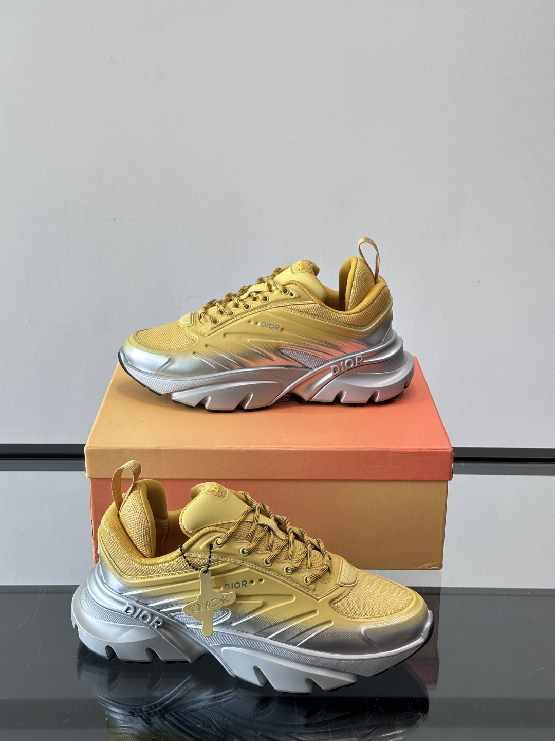 Dior x Lewis Hamilton全球限定B44运动鞋，赛车风满满，速度感十足⚡。鞋面网布+皮革