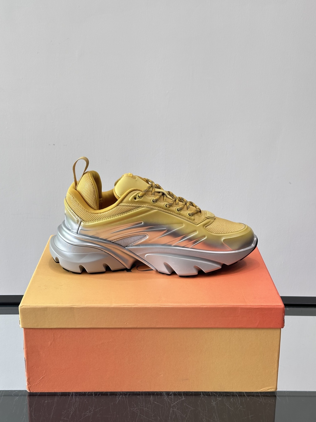 Dior x Lewis Hamilton全球限定B44运动鞋，赛车风满满，速度感十足⚡。鞋面网布+皮革