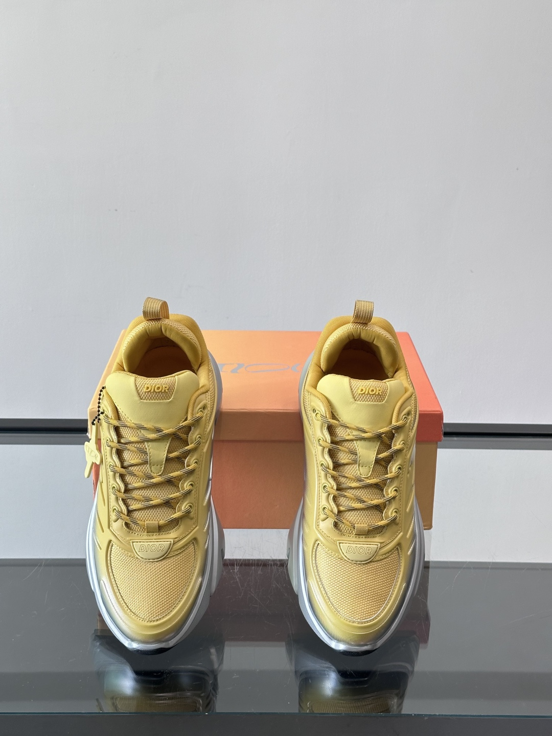 Dior x Lewis Hamilton全球限定B44运动鞋，赛车风满满，速度感十足⚡。鞋面网布+皮革