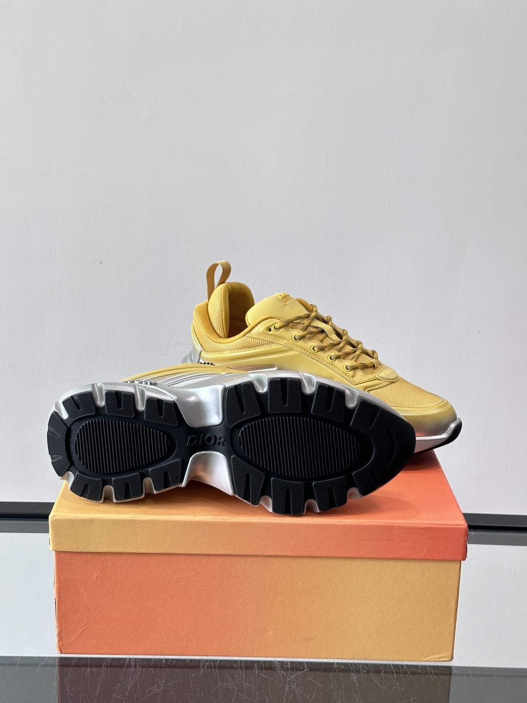 Dior x Lewis Hamilton全球限定B44运动鞋，赛车风满满，速度感十足⚡。鞋面网布+皮革