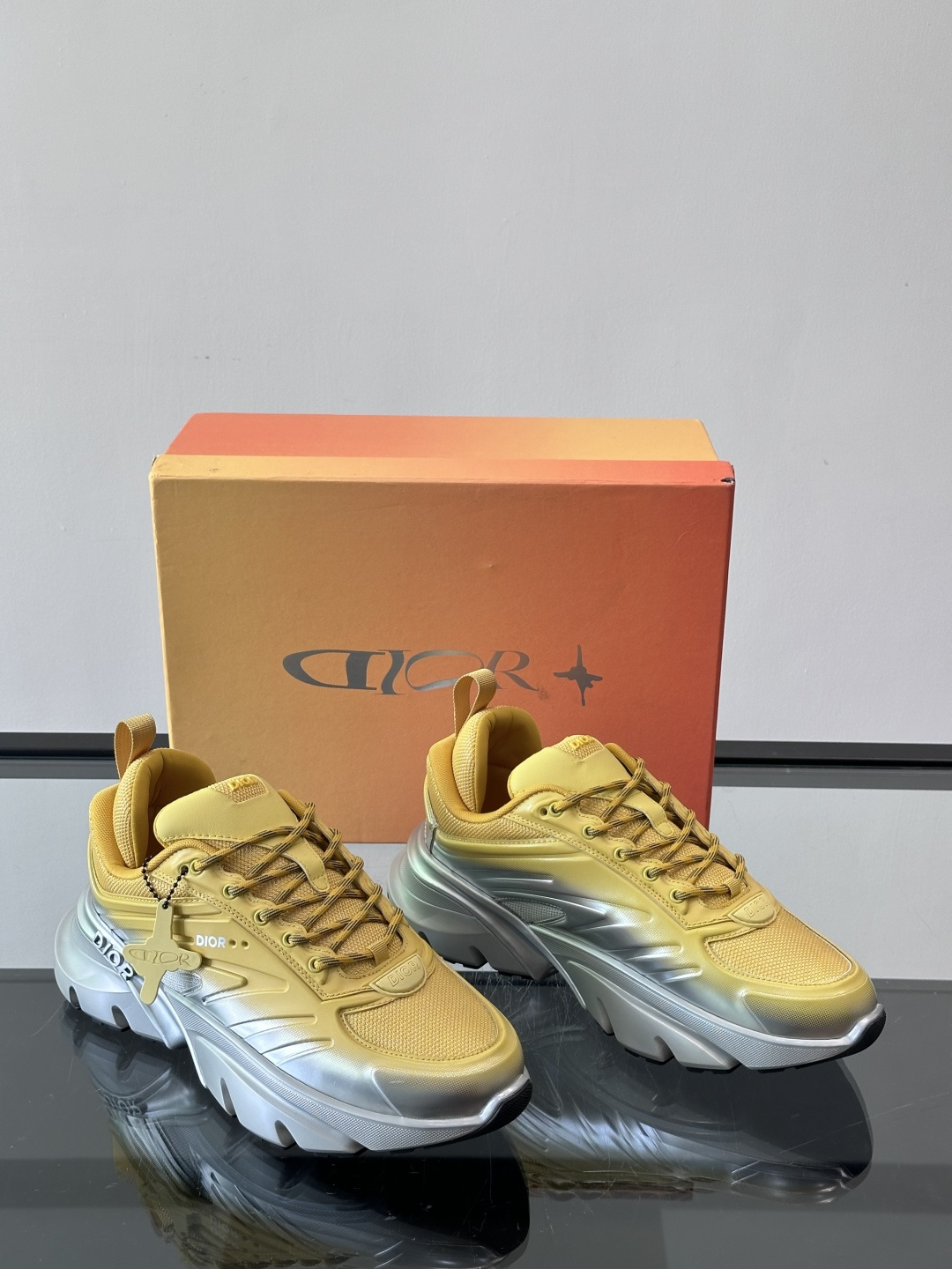 Dior x Lewis Hamilton全球限定B44运动鞋，赛车风满满，速度感十足⚡。鞋面网布+皮革