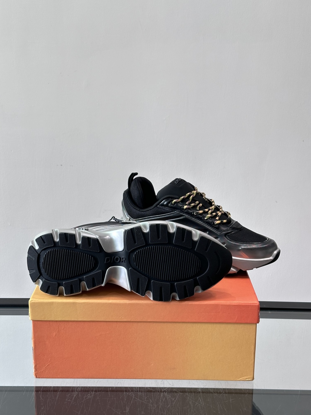 Dior x Lewis Hamilton全球限定B44运动鞋，赛车风满满，速度感十足⚡。鞋面网布+皮革