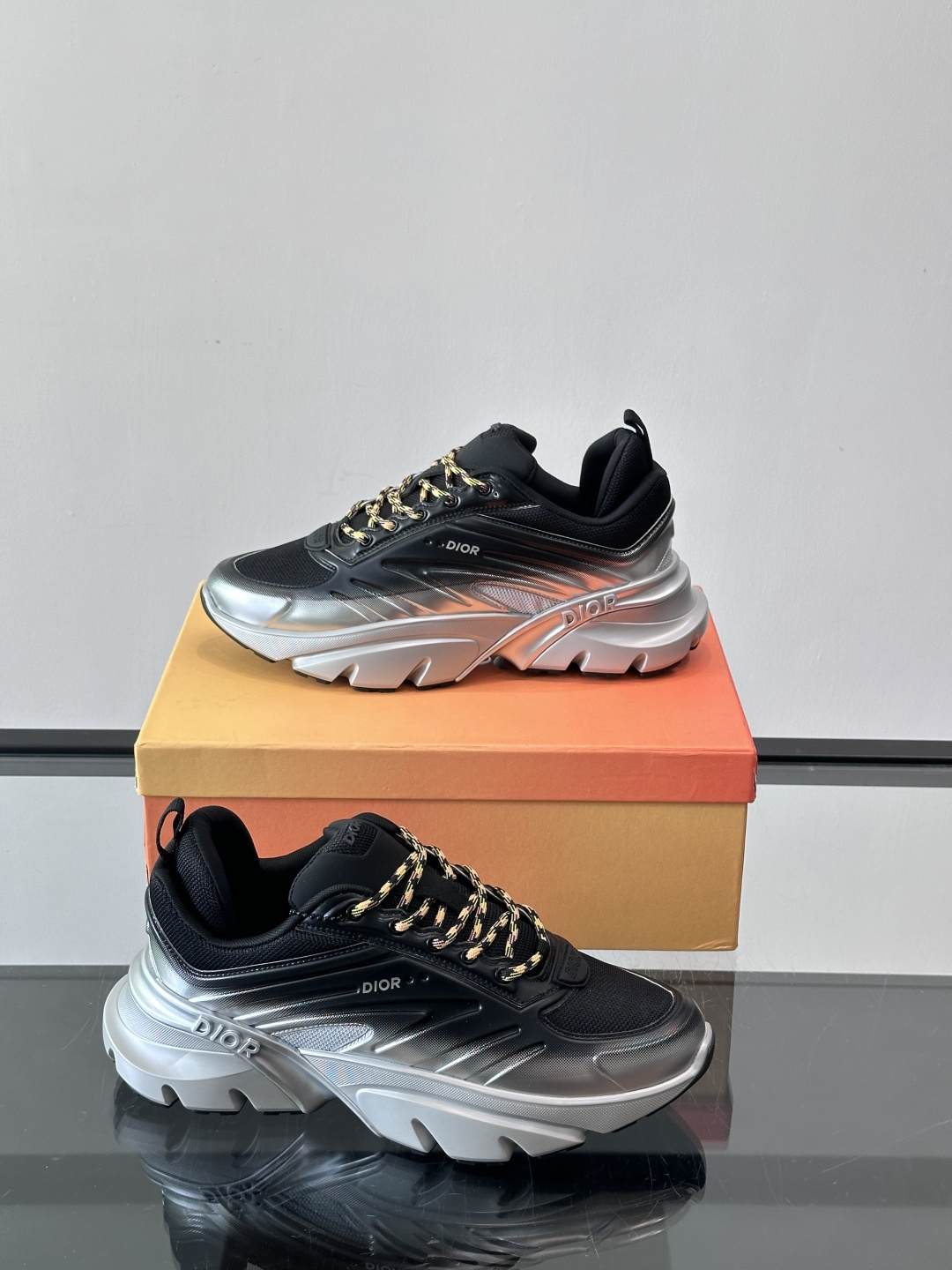 Dior x Lewis Hamilton全球限定B44运动鞋，赛车风满满，速度感十足⚡。鞋面网布+皮革