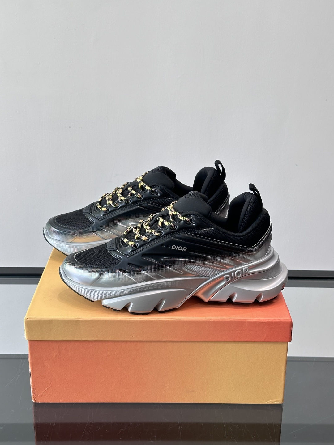 Dior x Lewis Hamilton全球限定B44运动鞋，赛车风满满，速度感十足⚡。鞋面网布+皮革