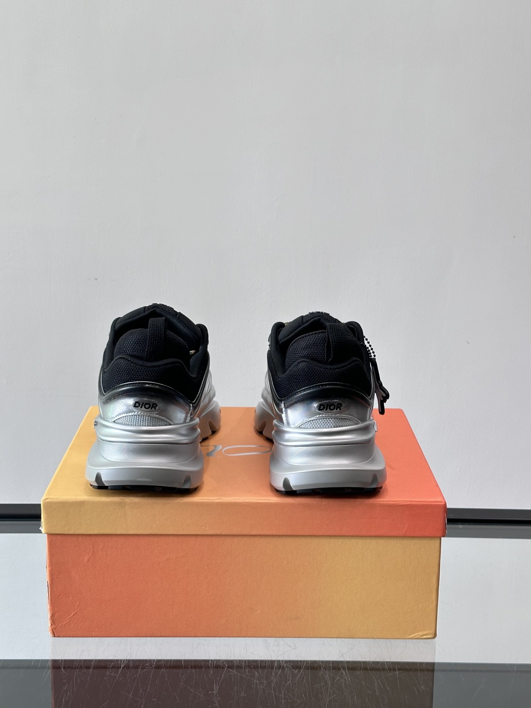 Dior x Lewis Hamilton全球限定B44运动鞋，赛车风满满，速度感十足⚡。鞋面网布+皮革