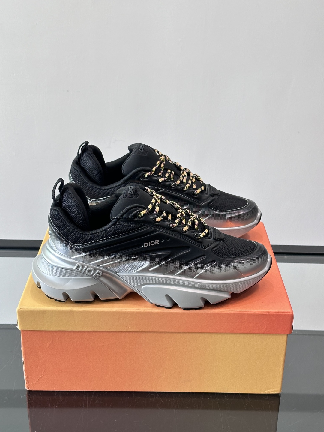 Dior x Lewis Hamilton全球限定B44运动鞋，赛车风满满，速度感十足⚡。鞋面网布+皮革