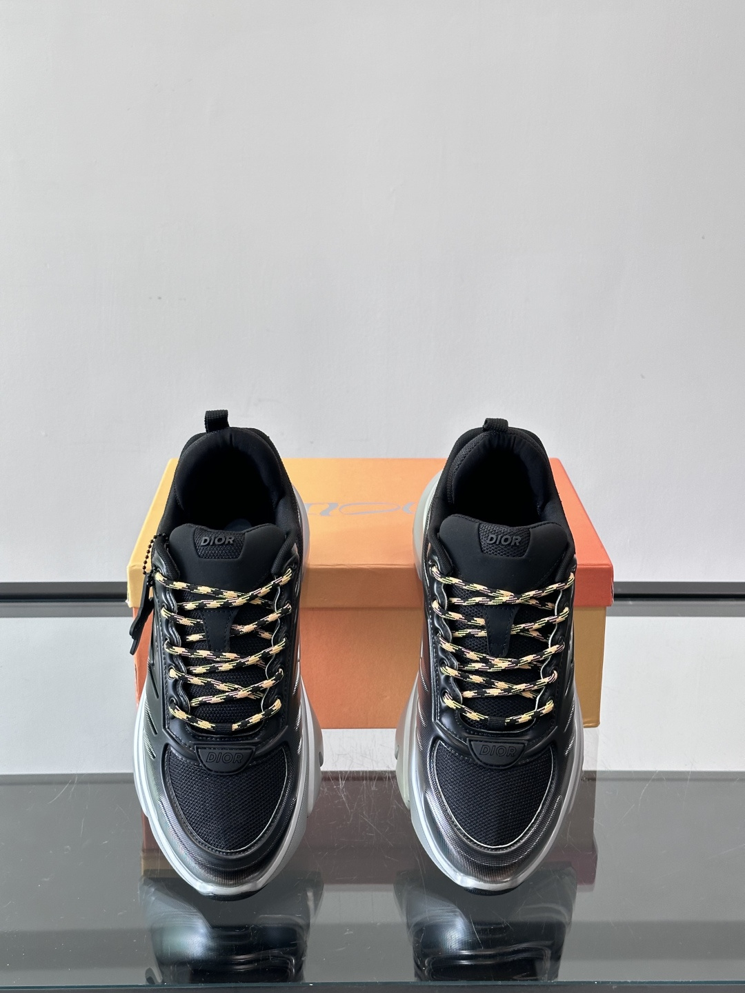 Dior x Lewis Hamilton全球限定B44运动鞋，赛车风满满，速度感十足⚡。鞋面网布+皮革