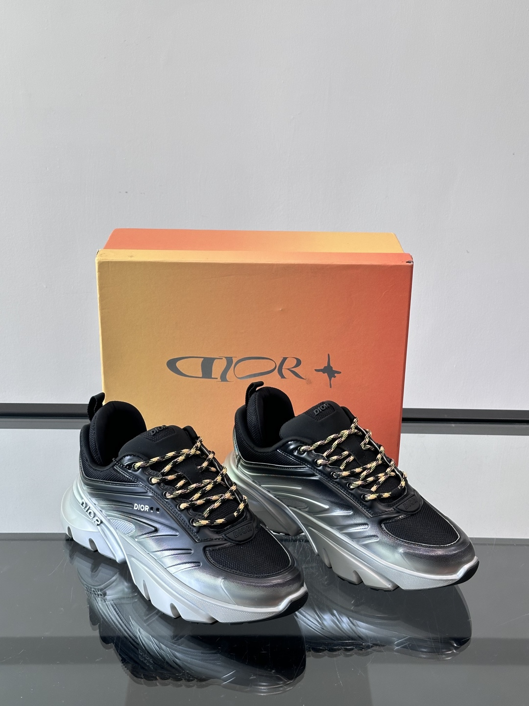 Dior x Lewis Hamilton全球限定B44运动鞋，赛车风满满，速度感十足⚡。鞋面网布+皮革