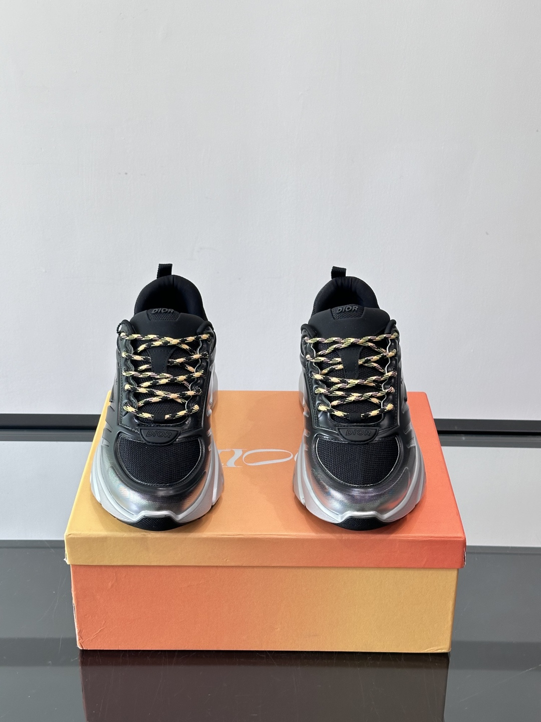 Dior x Lewis Hamilton全球限定B44运动鞋，赛车风满满，速度感十足⚡。鞋面网布+皮革