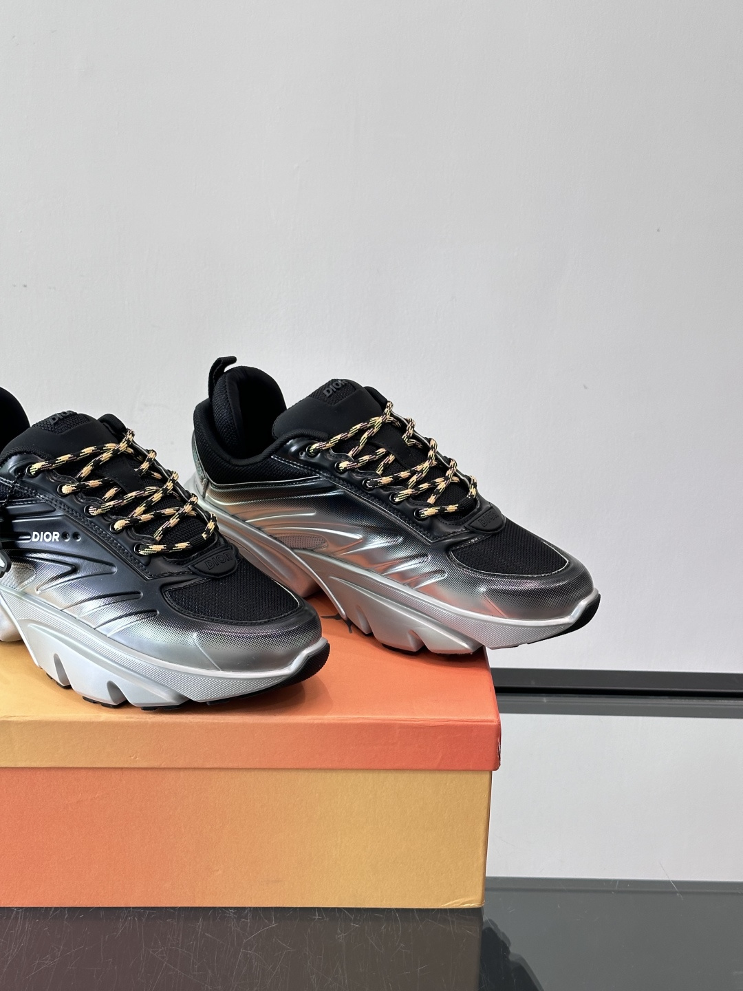 Dior x Lewis Hamilton全球限定B44运动鞋，赛车风满满，速度感十足⚡。鞋面网布+皮革