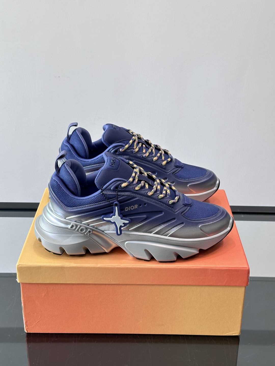 NO:575546,Dior x Lewis Hamilton's global limited edition B44 sneakers are full of racing style and full of speed. The upper is made of mesh + leather, which is breathable and durable. The thick sole design has a heightening effect and is suitable for daily wear or sports!  There are 'DIOR' logos on the tongue and side of the shoe, which adds a sense of co-branded identity. It is available in limited quantities and has high collection value. It has both fashion and function. It is a must-have for fashionistas!  ,size38-47 (customized at 38.46.47),Dior casual shoes,dior,sneakers19860909Dior x Lewis Hamilton全球限定B44运动鞋,赛车风满满,速度感十足.鞋面网布+皮革,透气又耐穿,厚底设计有增高效果,日常穿搭或运动都OK！鞋舌和侧面有“DIOR”标志,联名身份感拉满,限量发售,收藏价值超高,时尚与功能兼备,潮人必入！ ,size38-47（38.46.47定制）,Dior休闲鞋,dior,sneakers,Men's shoes